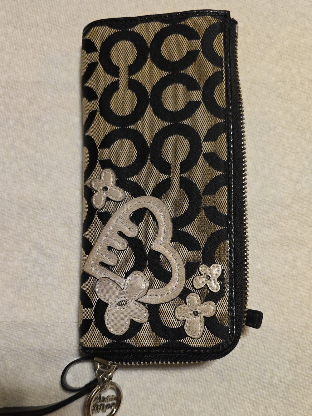 Rare Coach Poppy Black and Tan Signature Heart Zip Wallet with Silver Accents